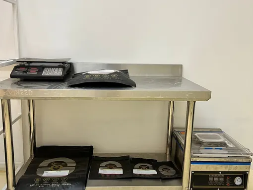 Weighing and packing station