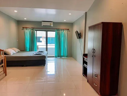 Guest room with double bed