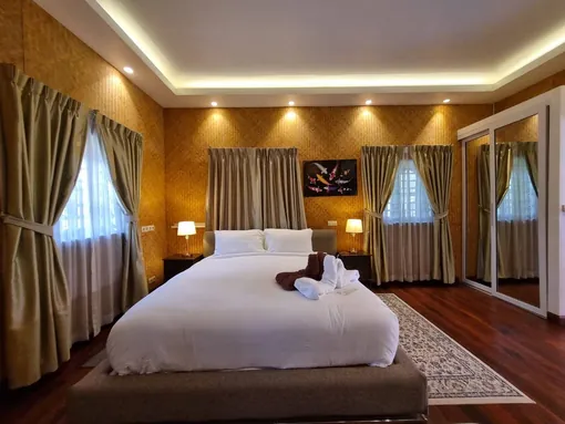 Guest room with king-size bed