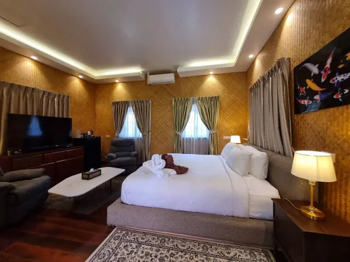 Guest room with sitting area