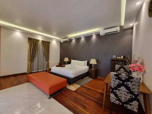 Suite with king-size bed