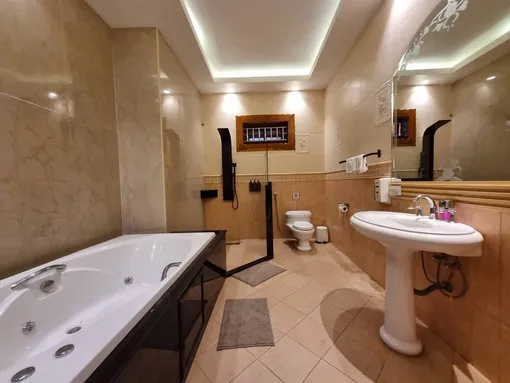 En-suite bathroom with jacuzzi bath