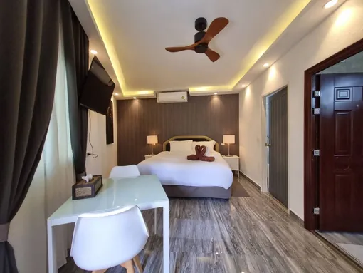Guest room with desk