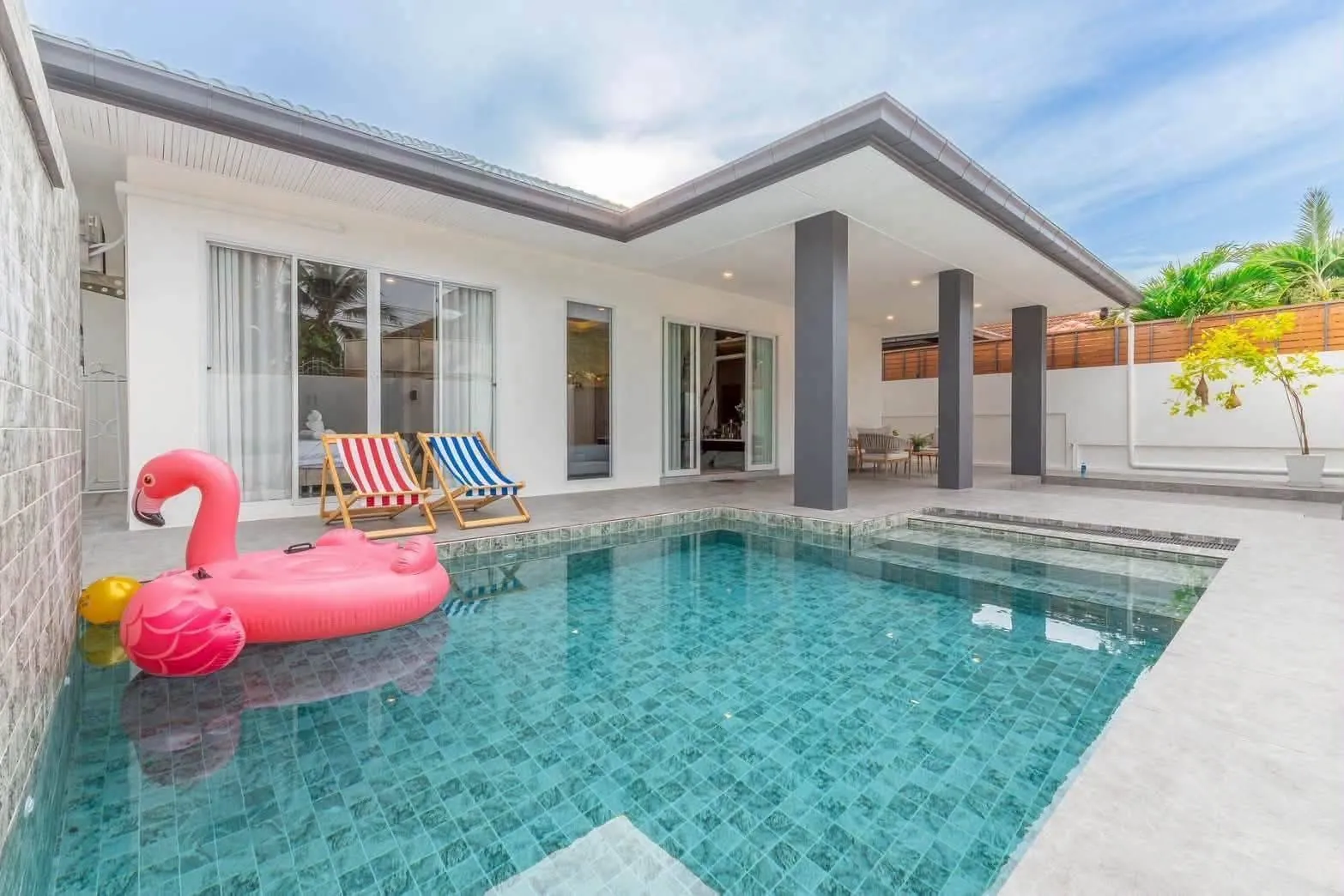Chaiyapruek Road, 4 Bedroom Pool Villa for Sale or Rent