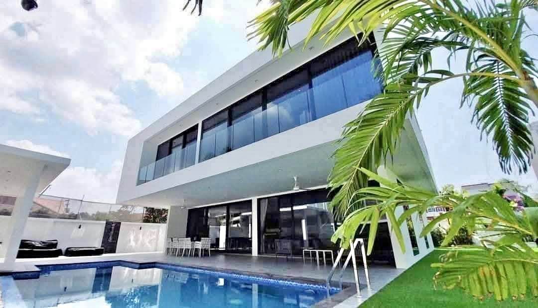 6 Bedroom Pool Villa for Sale or Rent in Pratumnak